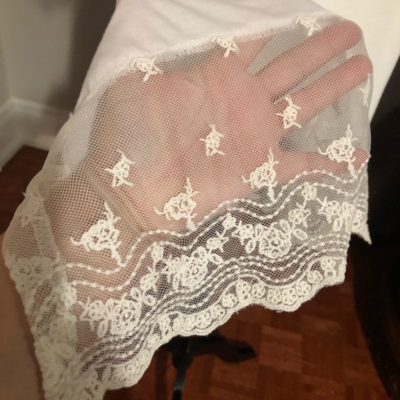 White lace sleeved top - Picture 4 of 5